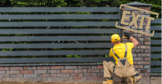 Handwerker bei der Pflege eines Gartenzaunes